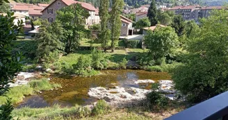 Le gîte du Saunier, village house with terrace in the Eyrieux valley
